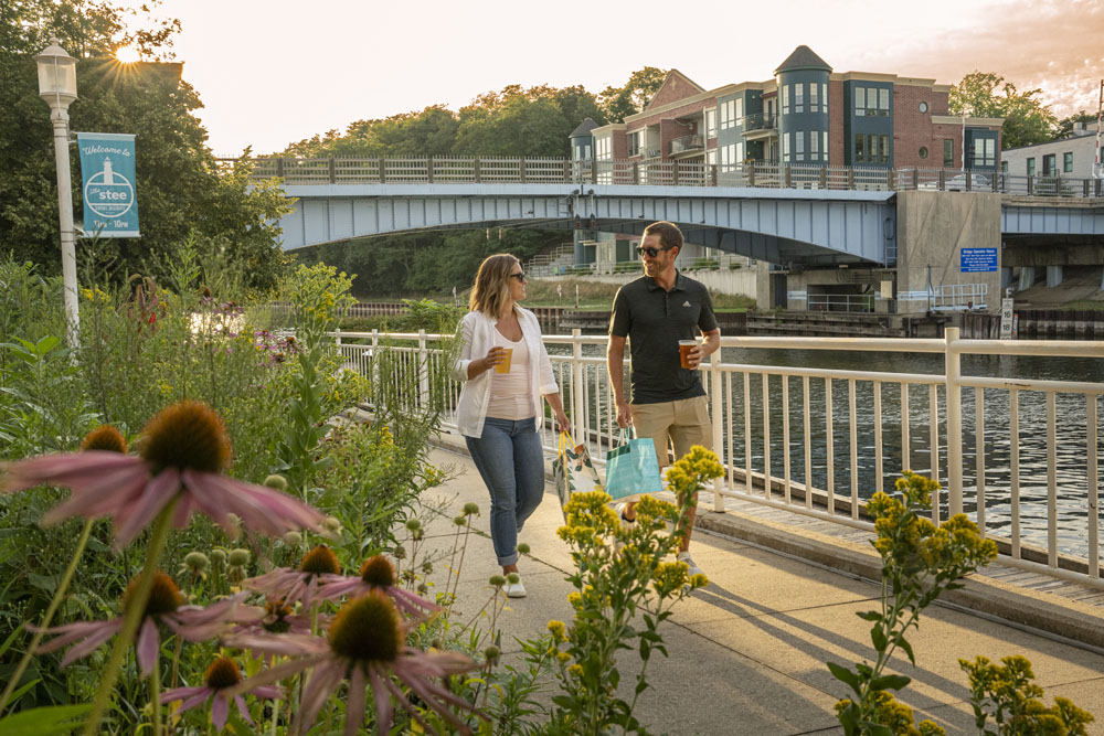 Manistee-48664 Couple walking on the Manistee Riverwalk