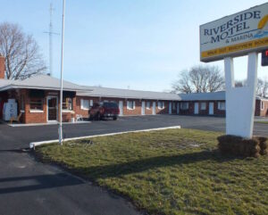 Riverside Motel & Marina